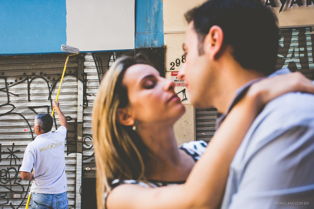 Noiva beijando noivo no Centro de São Paulo