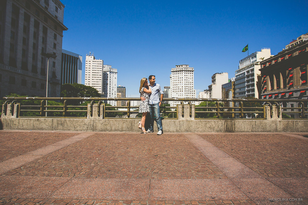 Casal abraçado no Centro de São Paulo