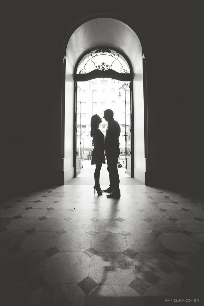 Fotografia de casal em preto e branco no Centro de São Paulo