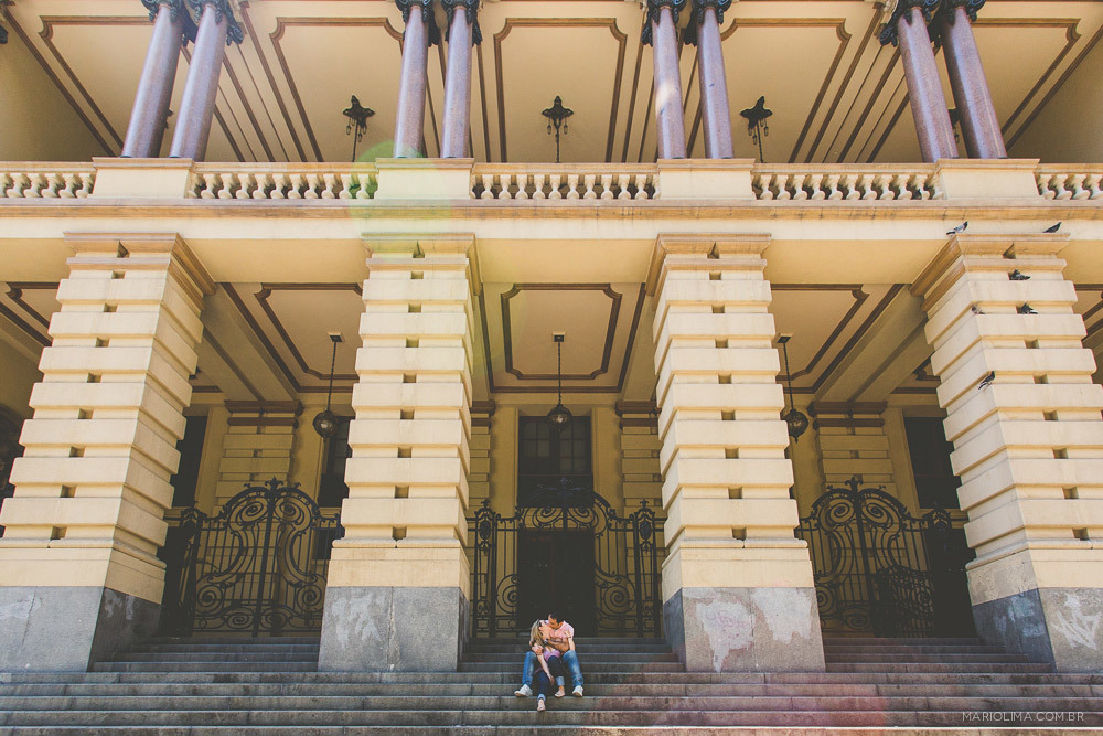 Fotografia de casal sentado na escada no Centro de São Paulo