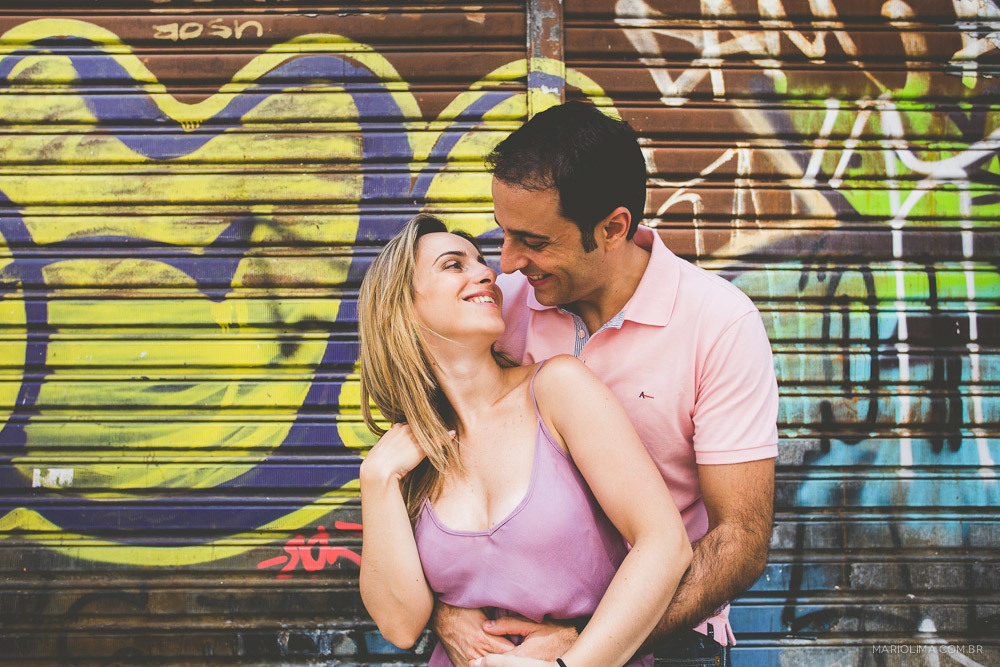 Retrato de casal abraçado no Centro de São Paulo