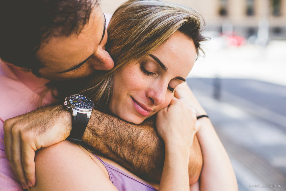 Fotografia de homem abraçando mulher no Centro de São Paulo