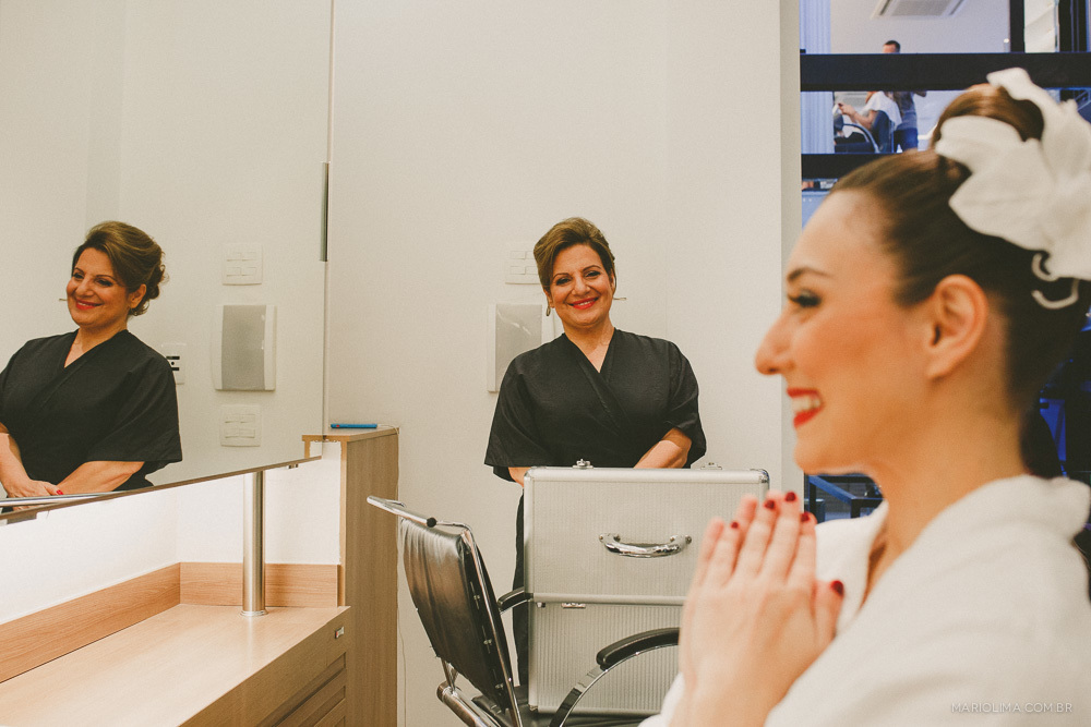 Noiva emocionada ao se olhar no espelho do Salão Celso Kamura 