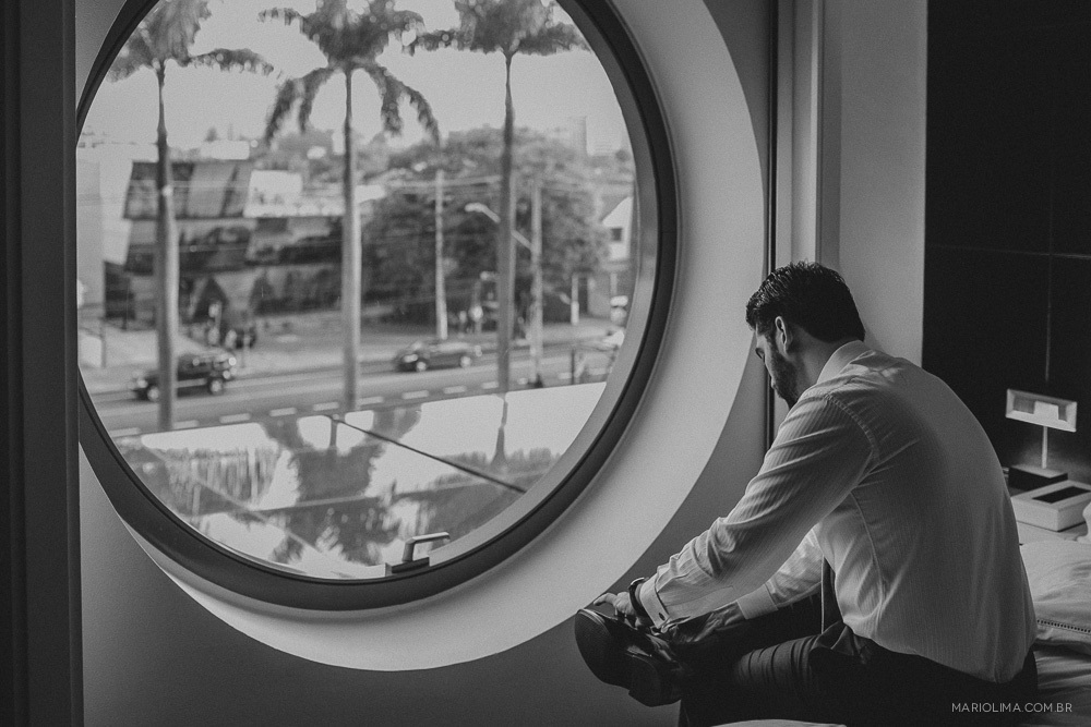 Noivo colocando sapato no making of 