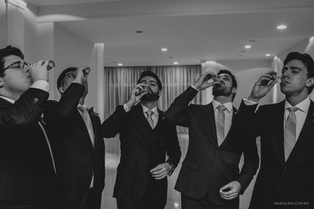 Noivo bebendo com os padrinhos no making of