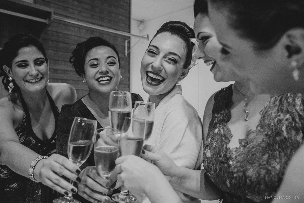 Noiva brindando com as madrinhas no making of