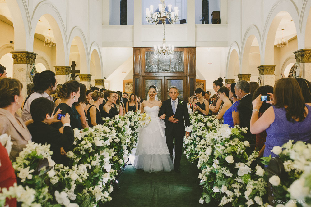 Noiva entrando na Igreja São José para cerimônia de casamento