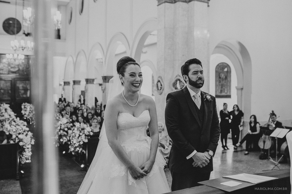 Noiva sorrindo em cerimônia de casamento na Igreja São José