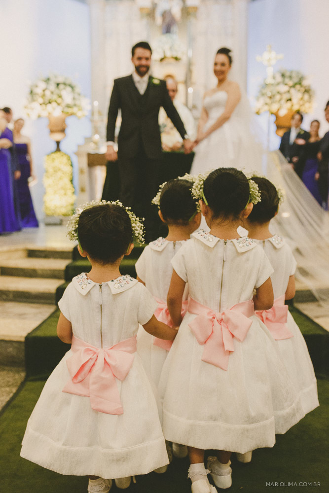 Daminhas entrando em cerimônia de casamento na Igreja São José