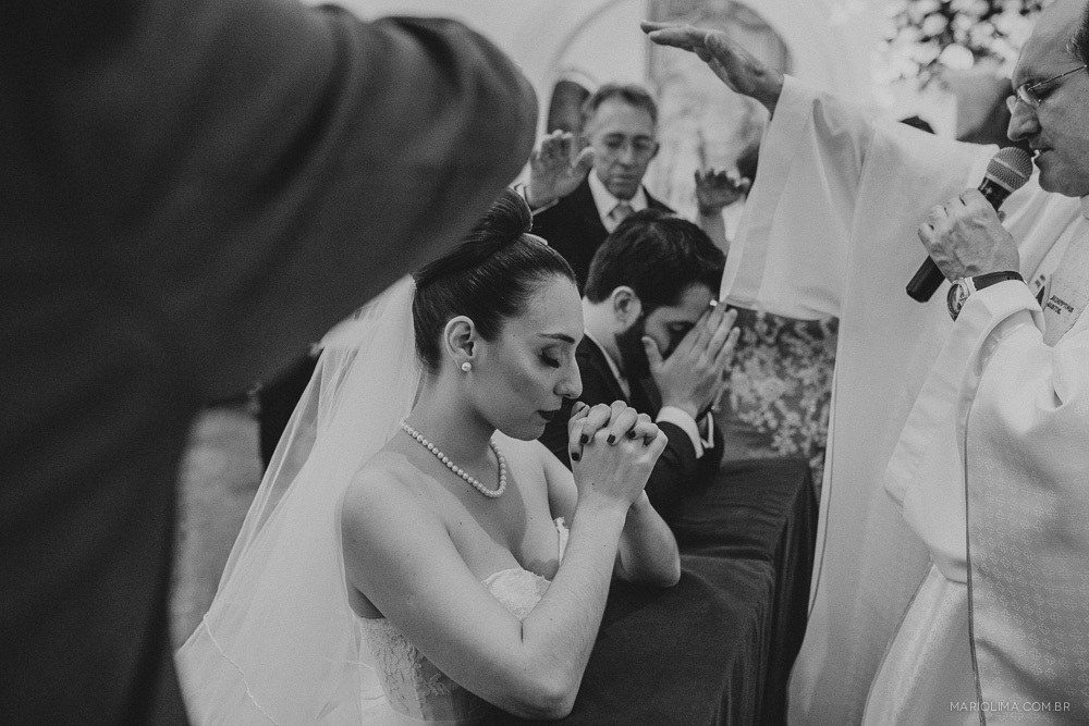 Noivos rezando em cerimônia de casamento na Igreja São José