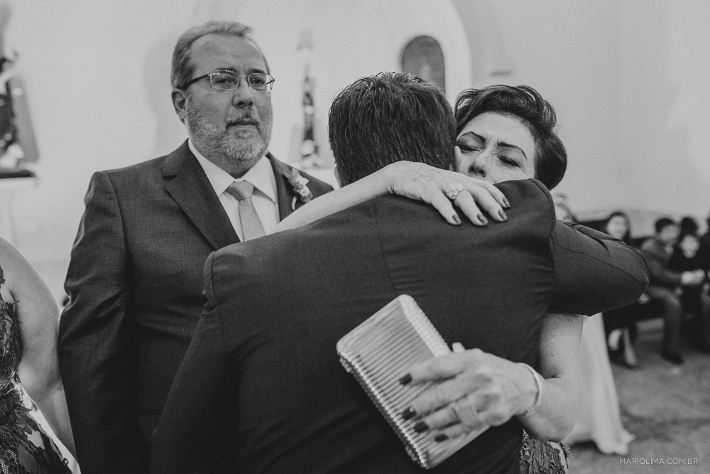 Cumprimento do noivo em cerimônia de casamento na Igreja São José