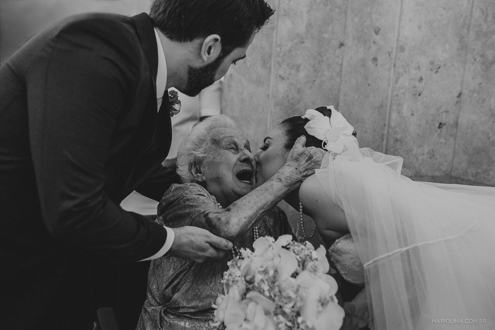 Noiva beijando a avó em cerimônia de casamento na Igreja São José