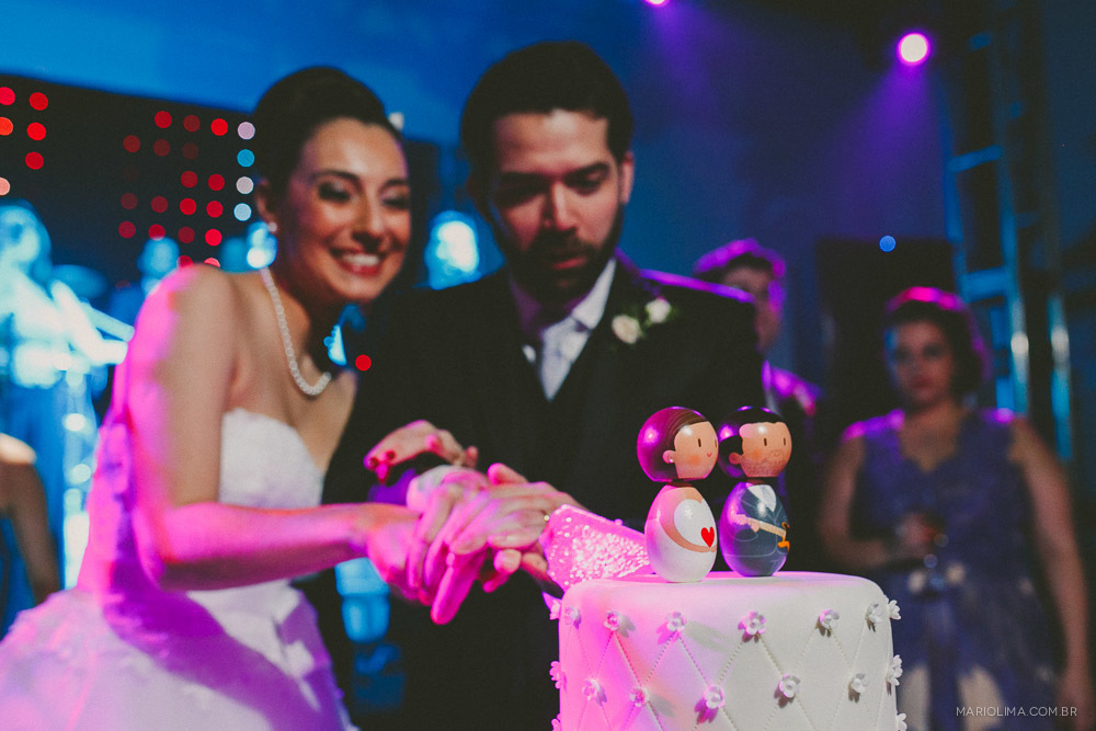Noivos cortando o bolo de casamento feito por Buffet Palace no Espaço Mega