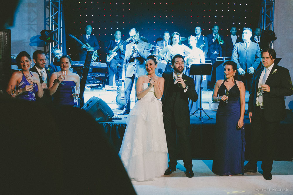 Noivos agradecendo a presença dos convidados em festa de casamento no Espaço Mega