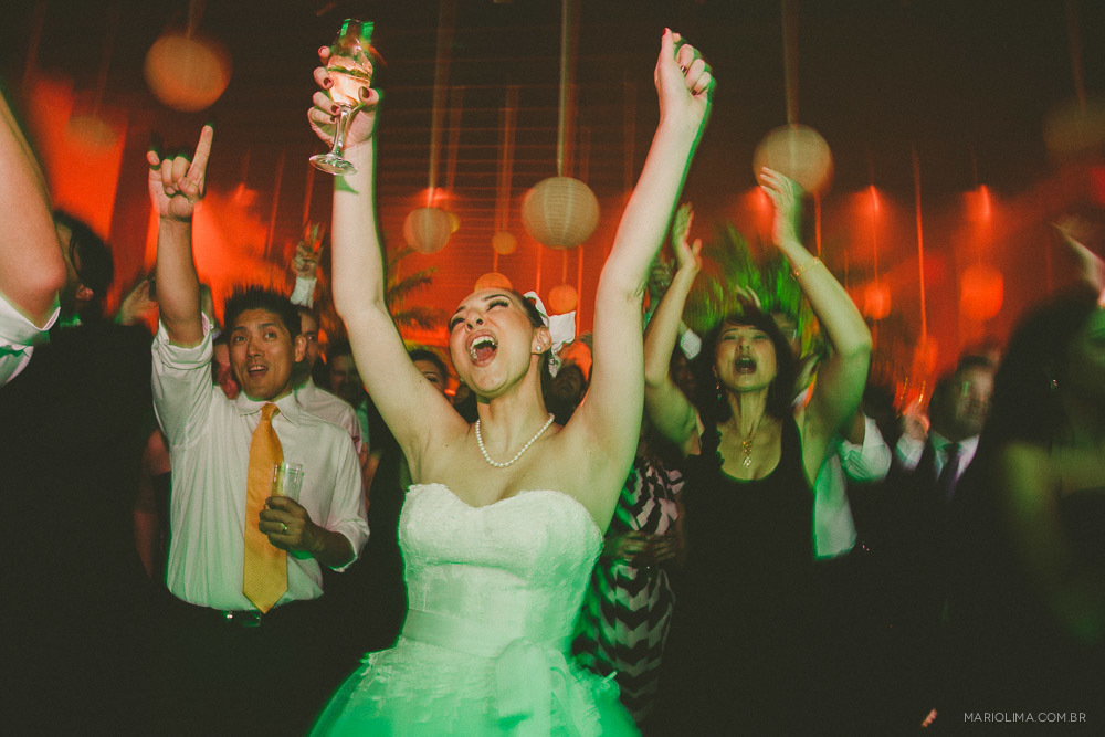 Noiva dançando com as madrinhas em festa de casamento no Espaço Mega