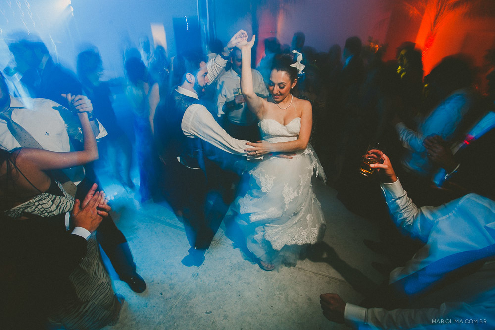 Noivos dançando em festa de casamento no Espaço Mega