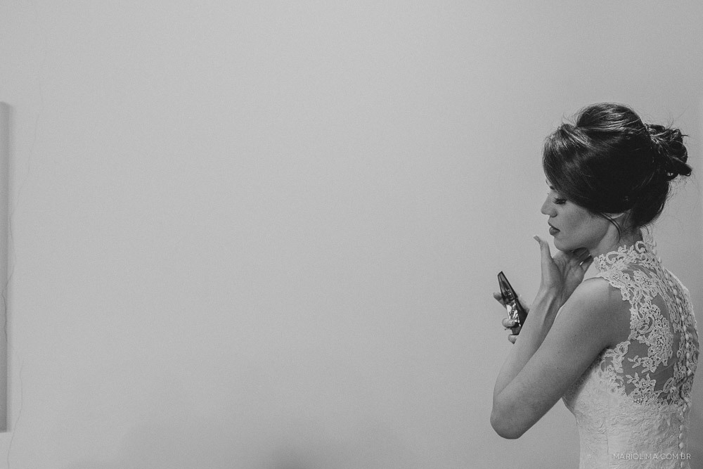 Noiva passando perfume no making of