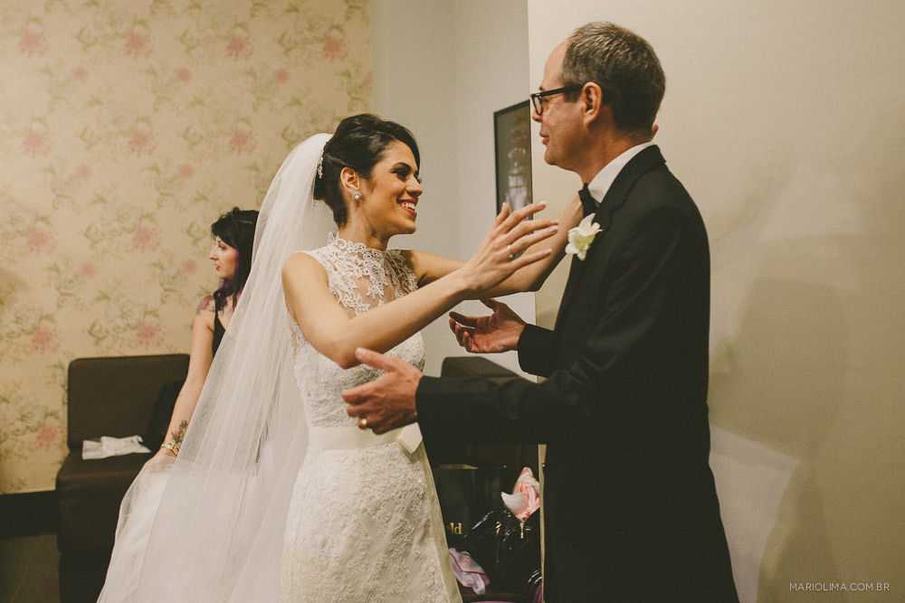 Noiva cumprimentando o pai no making of