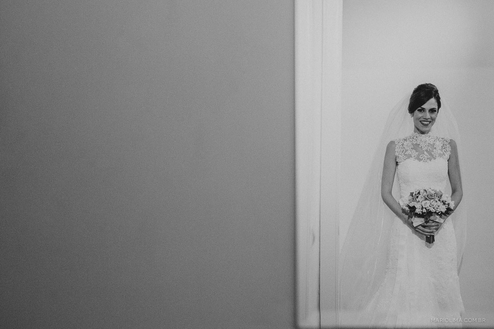 Fotografia de noiva segurando o vestido