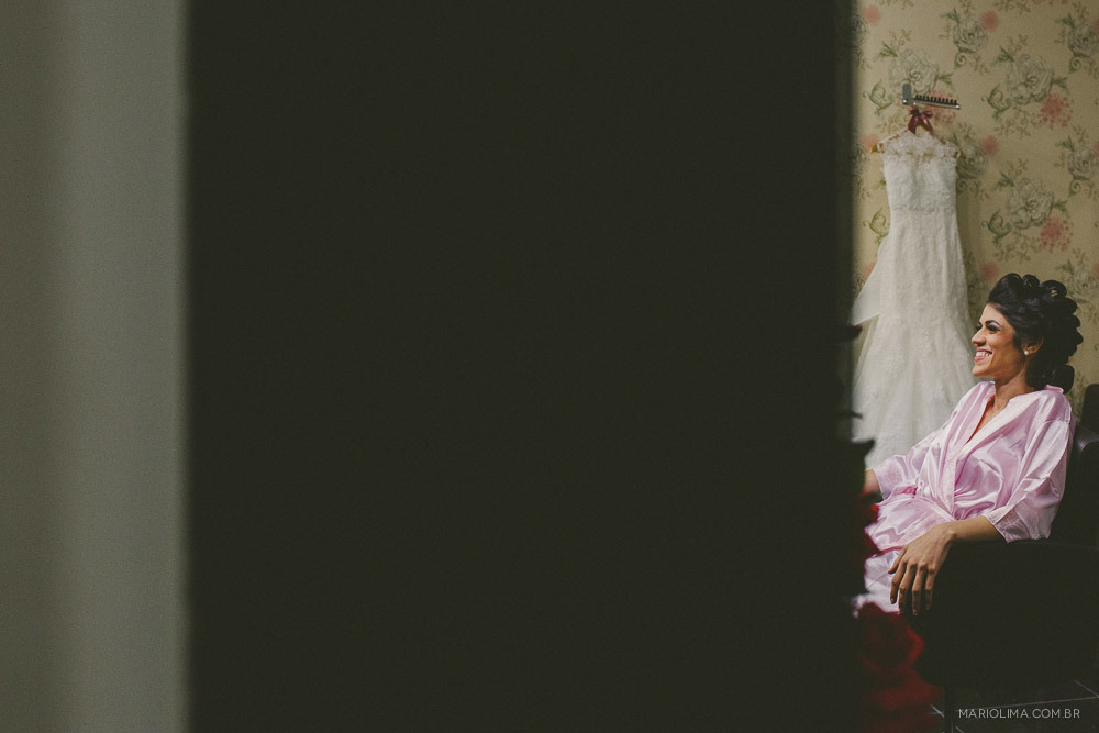 Fotografia de noiva sorrindo no making of