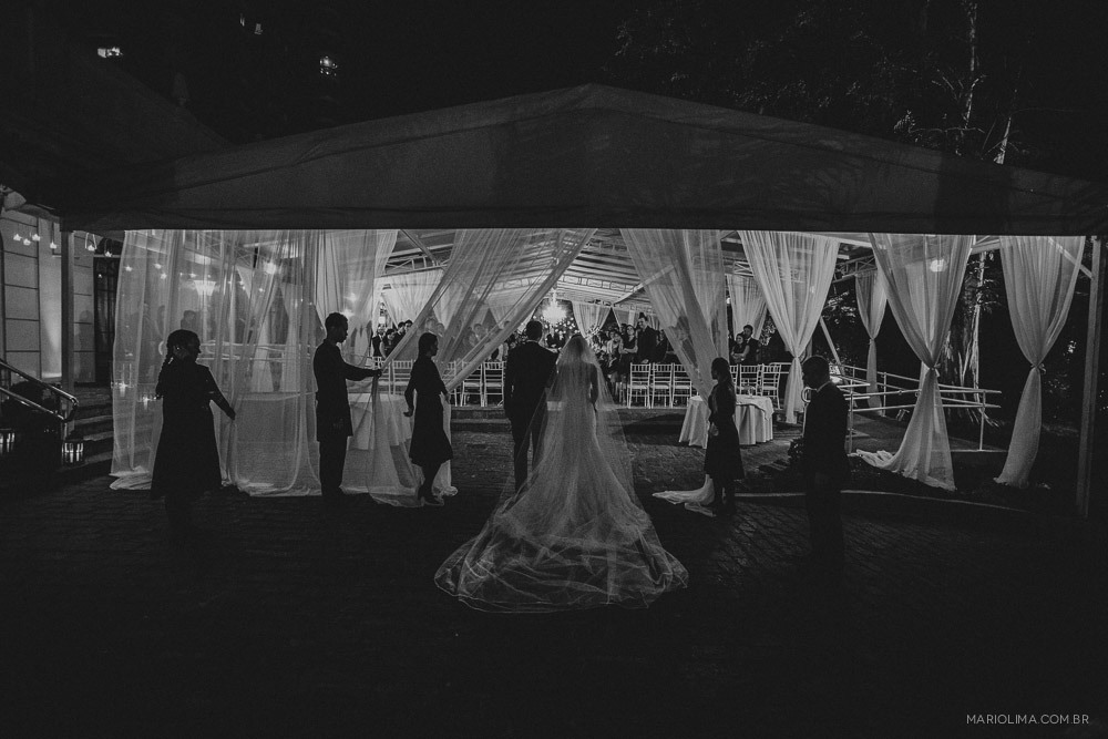 Fotografia de noiva entrando com o pai em cerimônia de casamento no Buffet Colonial 