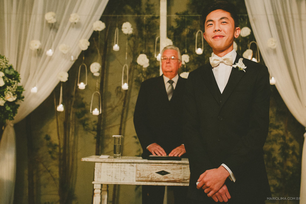 Retrato de noivo aguardando a noiva para cerimônia de casamento no Buffet Colonial 