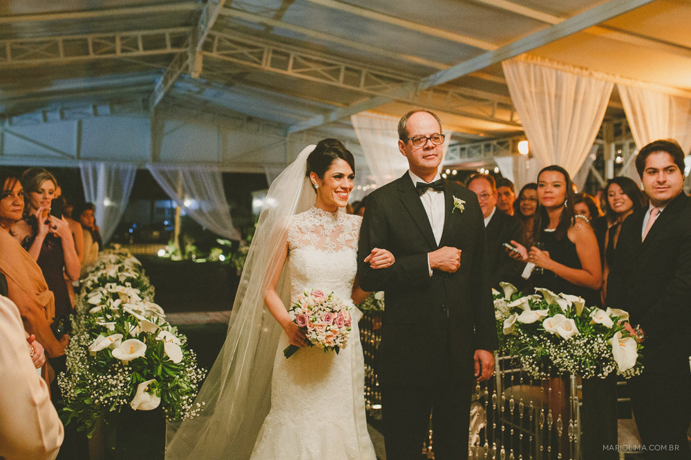 Entrada da noiva em cerimônia de casamento no Buffet Colonial 