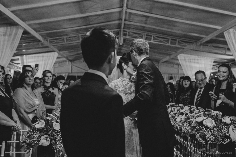 Pai da noiva beijando a testa da noiva em cerimônia de casamento no Buffet Colonial 