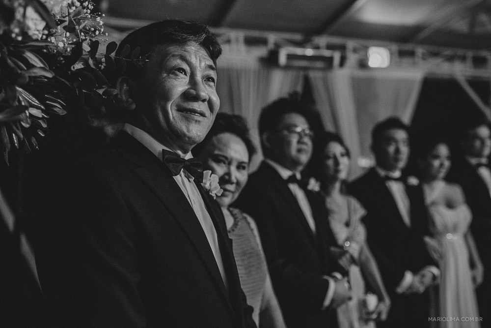 Pai do noivo emocionado com casamento no Buffet Colonial