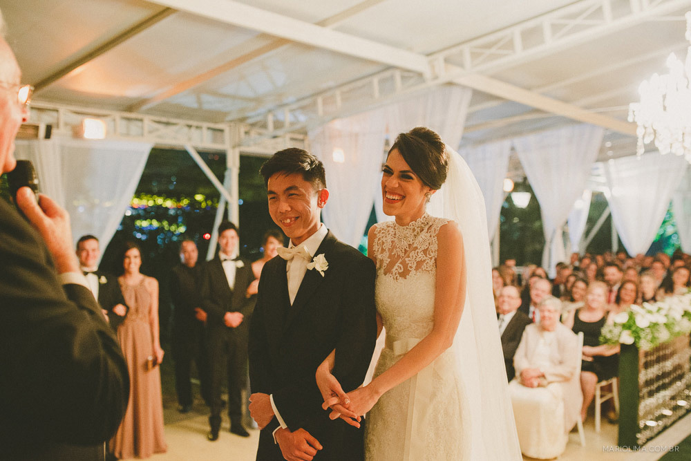 Noivos sorrindo em cerimônia de casamento no Buffet Colonial 