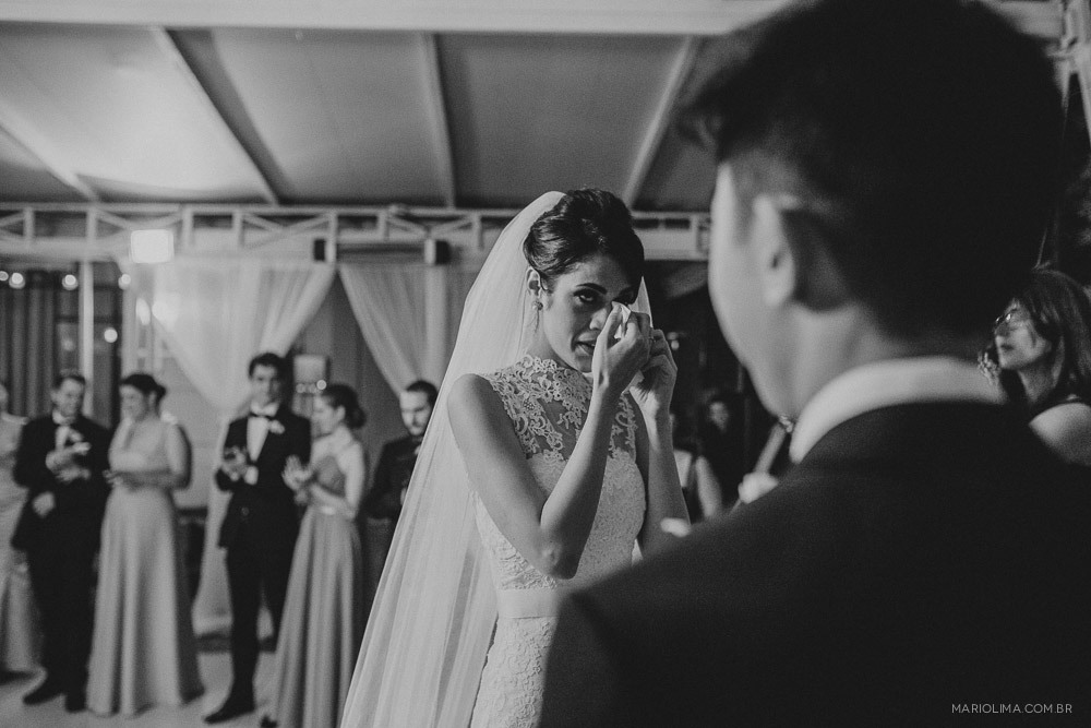 Noiva emocionada olhando para o noivo em cerimônia de casamento no Buffet Colonial 