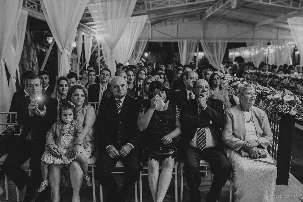 Convidados emocionados em cerimônia de casamento no Buffet Colonial 