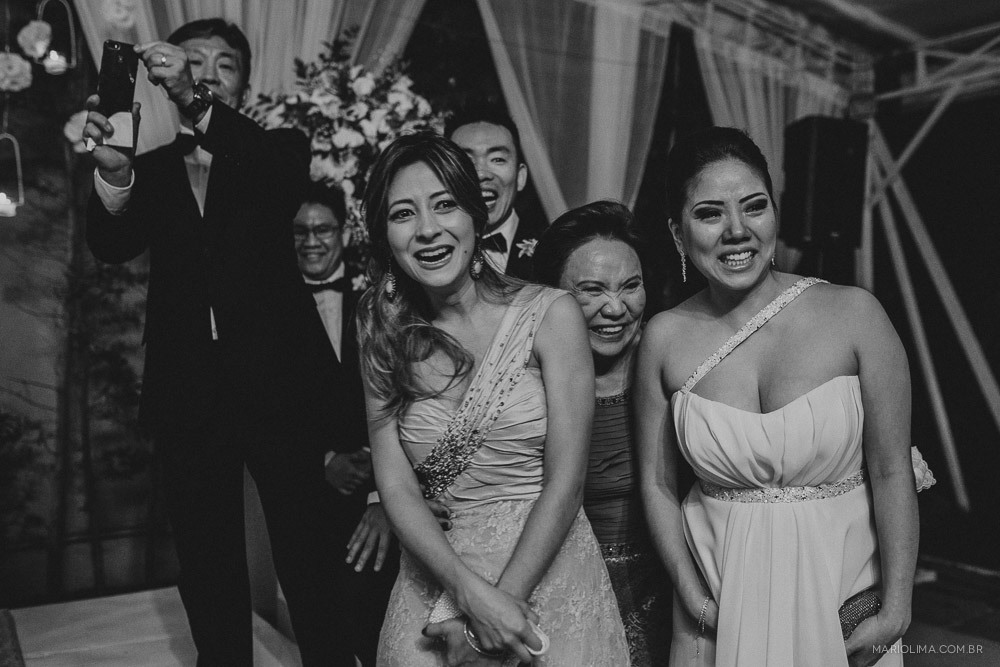 Madrinhas olhando a entrada dos pajens em cerimônia de casamento no Buffet Colonial 