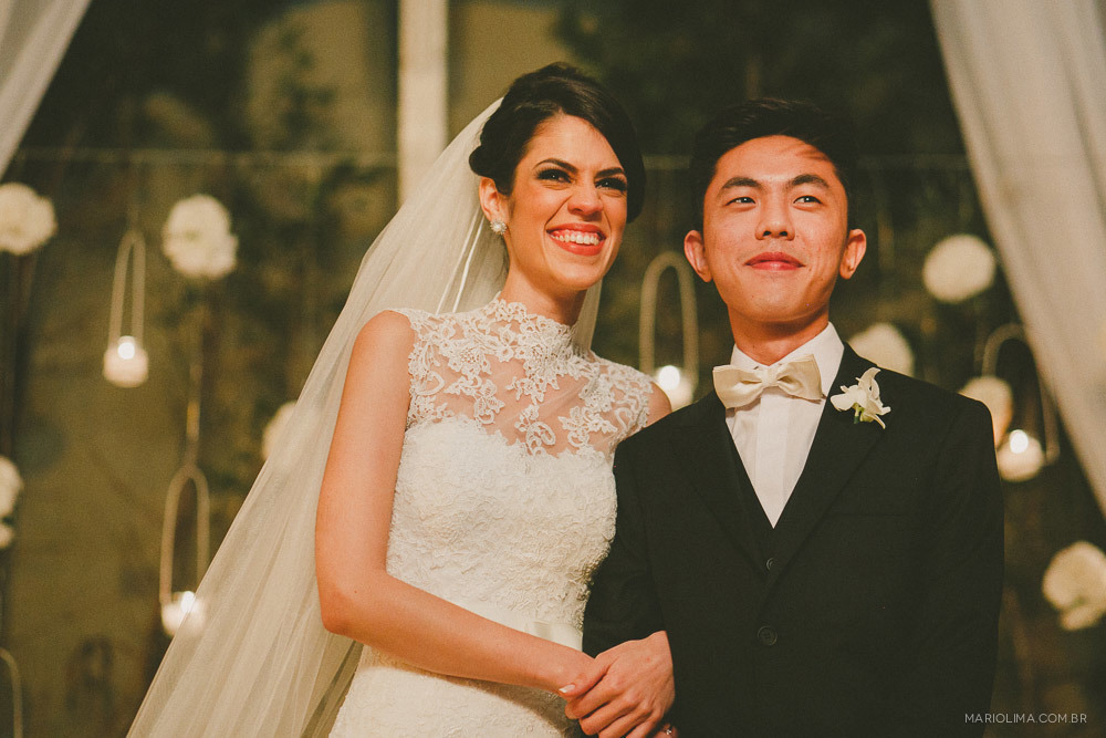 Noivos olhando a entrada dos pajens em cerimônia de casamento no Buffet Colonial 