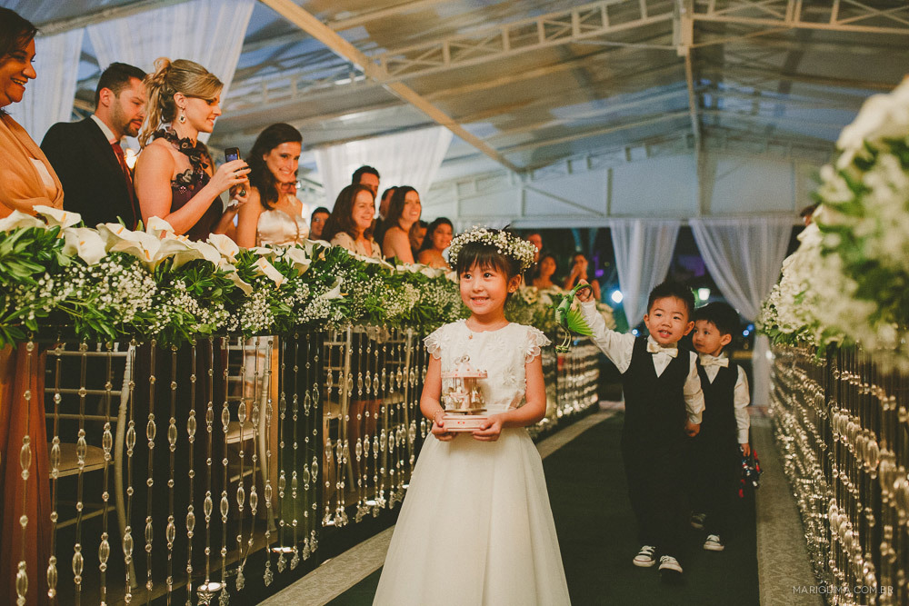 Daminha em pajens entrando em cerimônia de casamento no Buffet Colonial 