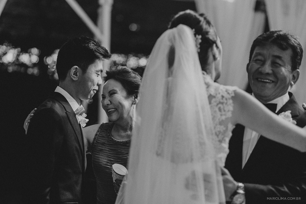 Cumprimento da familia do noivo em cerimônia de casamento no Buffet Colonial 