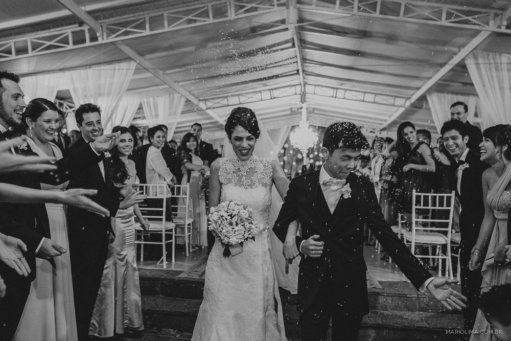 Saída dos noivos de cerimônia de casamento no Buffet Colonial 