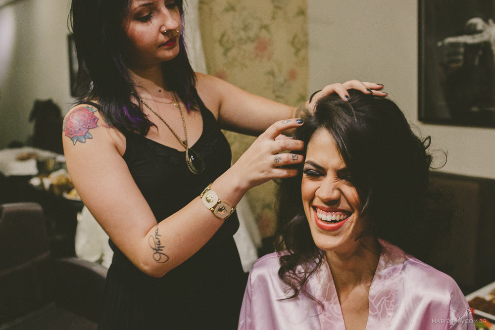 Cabeleireira arrumando o cabelo da noiva