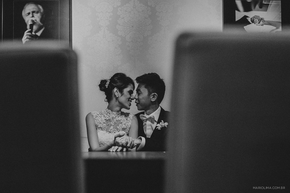 Retrato de noivos se olhando em Buffet Colonial 