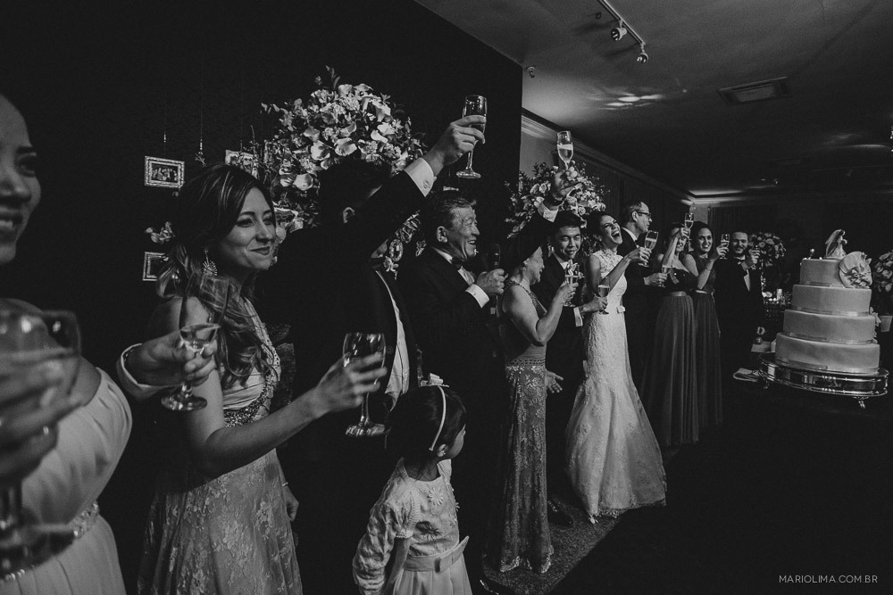 Brinde dos noivos e padrinhos em Buffet Colonial 