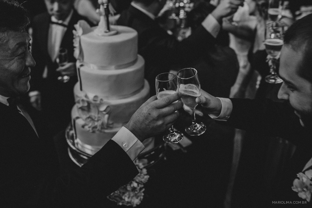 Brinde entre o pai do noivo e padrinho em Buffet Colonial 