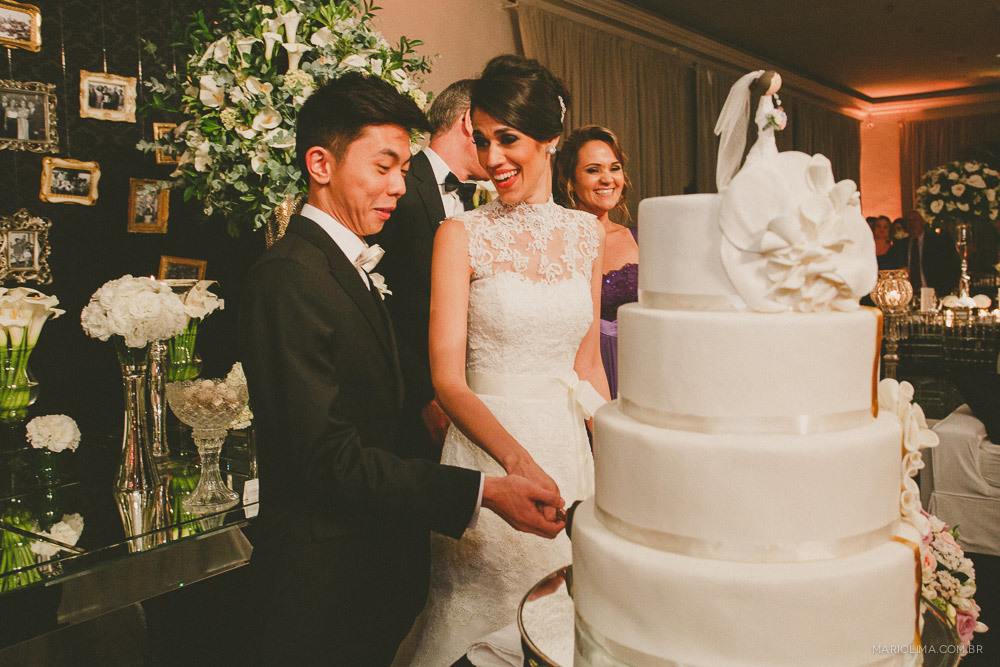 Noivos cortando o bolo em festa de casamento no Buffet Colonial 