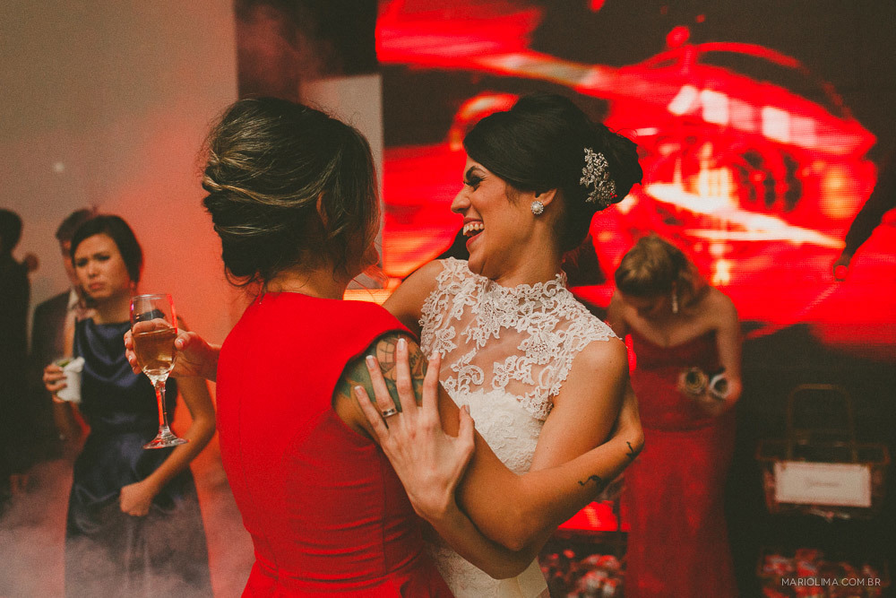 Noiva dançando com madrinha em Buffet Colonial 