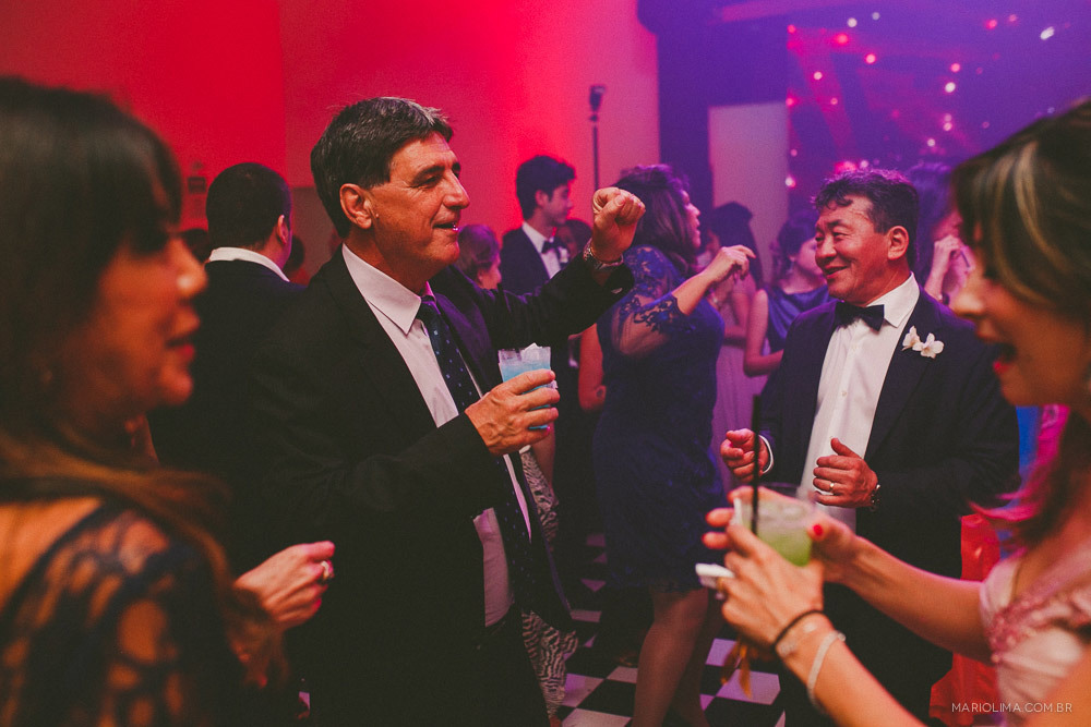 Pai e padrinhos bebendo em festa de casamento no Buffet Colonial 