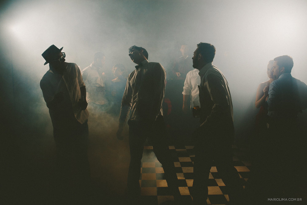 Noivo e padrinhos dançando em festa de casamento no Buffet Colonial 