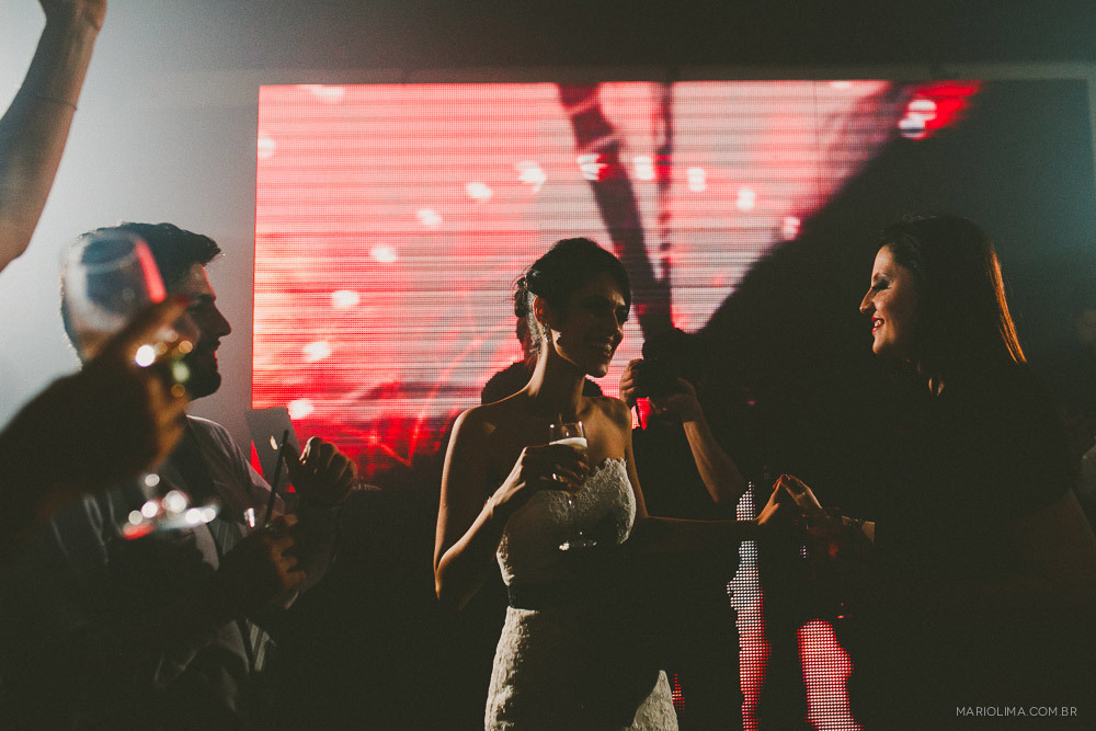 Noiva bebendo com madrinha e padrinho em festa de casamento no Buffet Colonial 