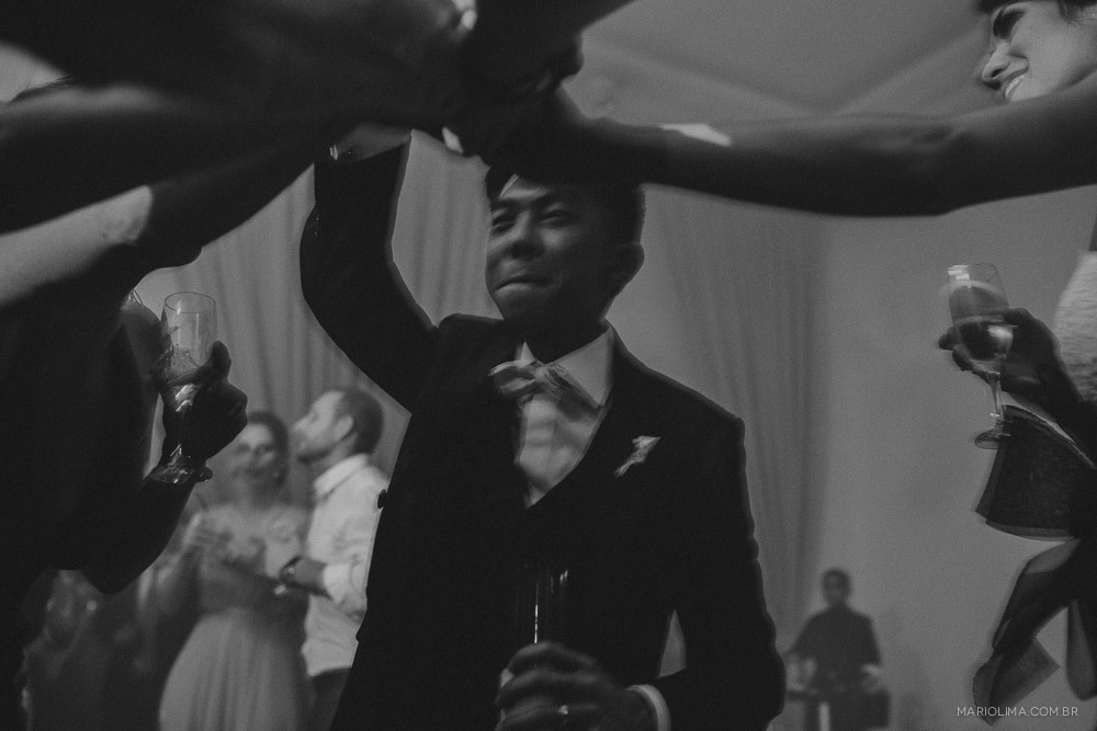 Noivo dançando com os padrinhos em festa de casamento no Buffet Colonial 