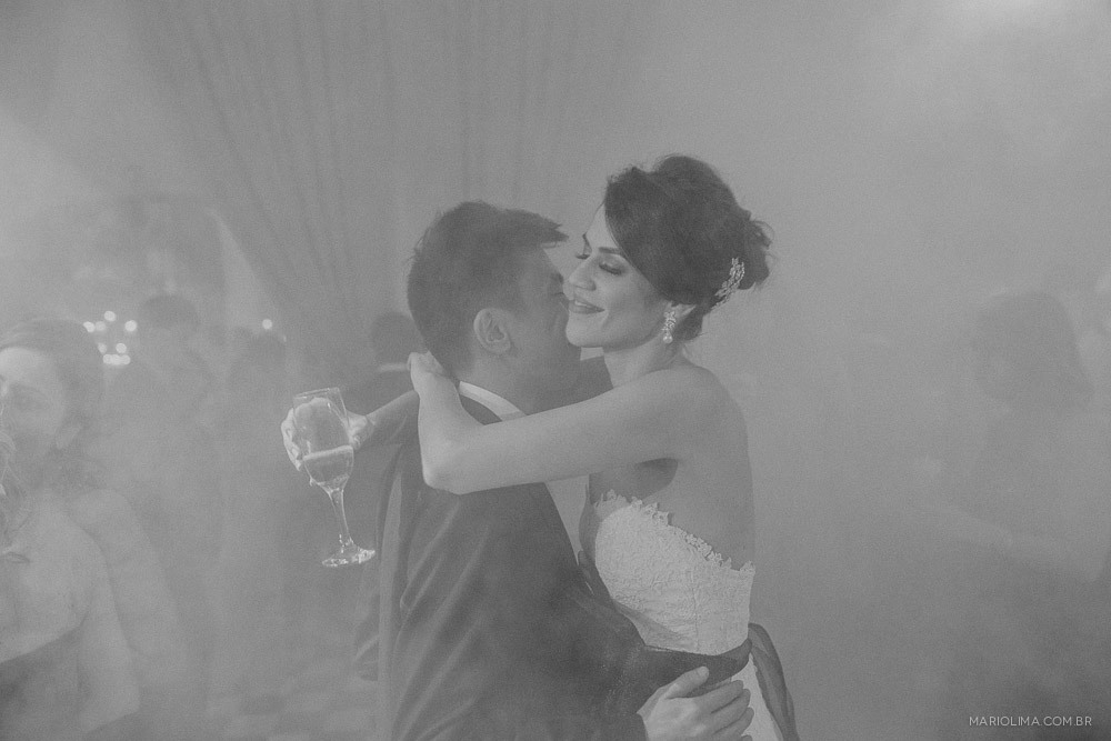 Noiva dançando com o noivo em Buffet Colonial 