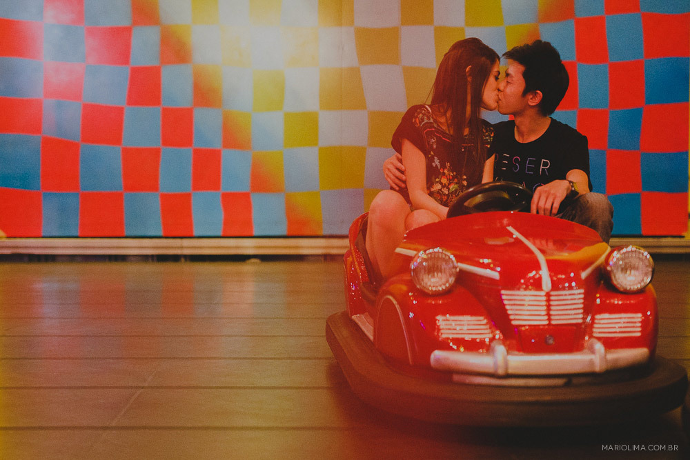 Beijo de casal em carrinho de bate bate