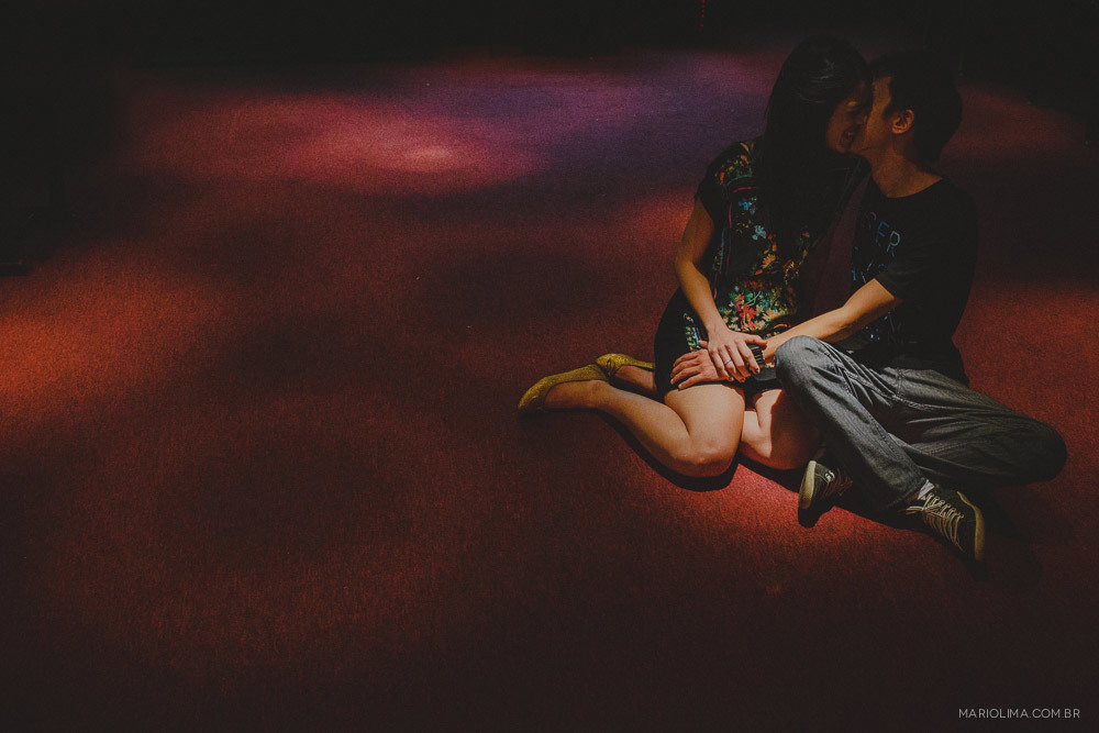 Fotografia de casal se beijando em Hot Zone